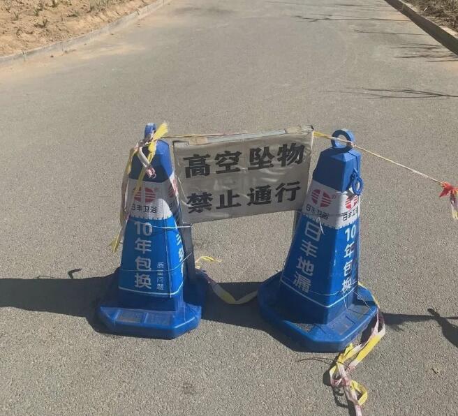 又一起,外墙保温层从十几楼飞下,原因是什么